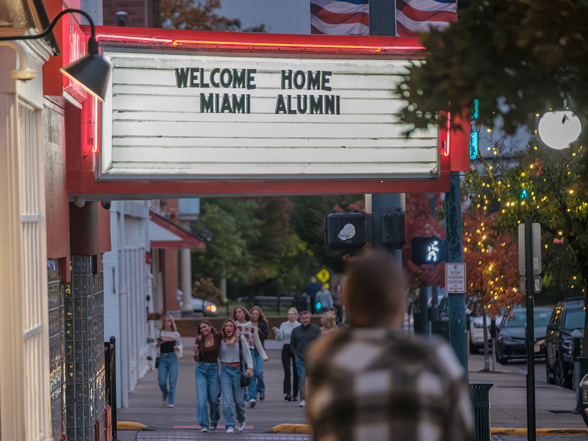 Sign welcomes alumni back to Oxford